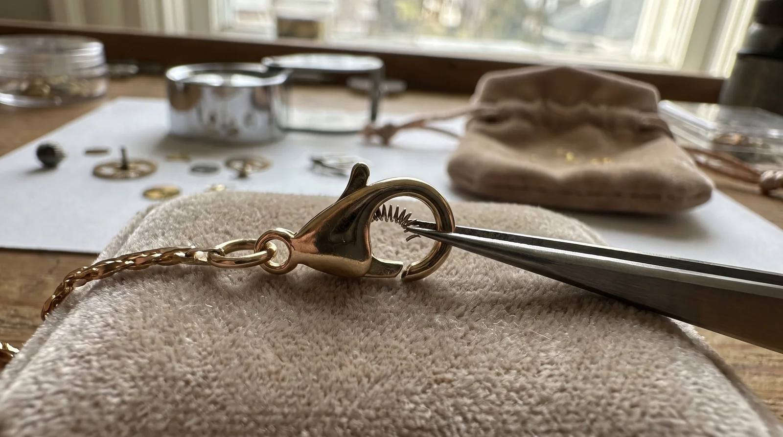 Lobster clasp won't close on jewelry chain, showing common clasp mechanism problems and fixes